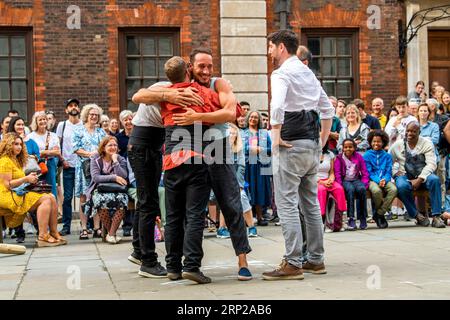 Joan Català esegue "Pelat" come parte della City of London Bartholomew Fair. Foto Stock