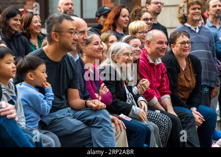 Joan Català esegue "Pelat" come parte della City of London Bartholomew Fair. Foto Stock