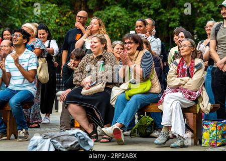 Joan Català esegue "Pelat" come parte della City of London Bartholomew Fair. Foto Stock