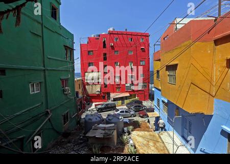 (180827) -- OUZAI, 27 agosto 2018 -- edifici con dipinti colorati sono visti sulla spiaggia di Ouzai, a sud di Beirut, Libano, il 26 agosto 2018. ) (Jmmn) LEBANON-OUZAI-BUILDINGS BilalxJawich PUBLICATIONxNOTxINxCHN Foto Stock