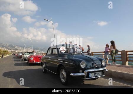 (180827) -- BEIRUT, 27 agosto 2018 -- la gente guarda la Classic Collection Cars Parade 2018 nel villaggio di Amchit, a nord di Beirut, in Libano, il 26 agosto 2018. Più di 60 auto d'epoca risalenti agli anni '1940 e '1970 hanno sfilato per il quinto anno consecutivo qui la domenica.) (dtf) LEBANNON-BEIRUT-CLASSIC CAR-PARADE BilalxJawich PUBLICATIONxNOTxINxCHN Foto Stock