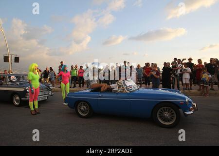 (180827) -- BEIRUT, 27 agosto 2018 -- la gente guarda la Classic Collection Cars Parade 2018 nel villaggio di Amchit, a nord di Beirut, in Libano, il 26 agosto 2018. Più di 60 auto d'epoca risalenti agli anni '1940 e '1970 hanno sfilato per il quinto anno consecutivo qui la domenica.) (dtf) LEBANNON-BEIRUT-CLASSIC CAR-PARADE BilalxJawich PUBLICATIONxNOTxINxCHN Foto Stock