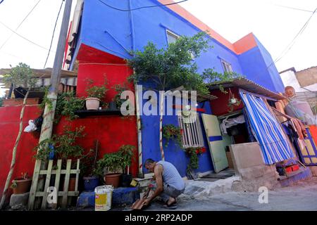 (180827) -- OUZAI, 27 agosto 2018 -- Un edificio con dipinti colorati è stato visto a Ouzai, a sud di Beirut, in Libano, il 26 agosto 2018. ) (Jmmn) LEBANON-OUZAI-BUILDINGS BilalxJawich PUBLICATIONxNOTxINxCHN Foto Stock