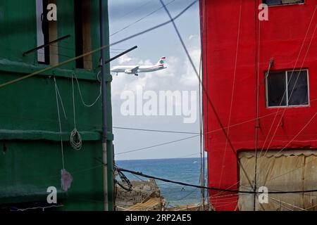 (180827) -- OUZAI, 27 agosto 2018 -- Un aereo vola da edifici con dipinti colorati a Ouzai, a sud di Beirut, Libano, il 26 agosto 2018. ) (Jmmn) LEBANON-OUZAI-BUILDINGS BilalxJawich PUBLICATIONxNOTxINxCHN Foto Stock