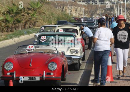 (180827) -- BEIRUT, 27 agosto 2018 -- la gente guarda la Classic Collection Cars Parade 2018 nel villaggio di Amchit, a nord di Beirut, in Libano, il 26 agosto 2018. Più di 60 auto d'epoca risalenti agli anni '1940 e '1970 hanno sfilato per il quinto anno consecutivo qui la domenica.) (dtf) LEBANNON-BEIRUT-CLASSIC CAR-PARADE BilalxJawich PUBLICATIONxNOTxINxCHN Foto Stock