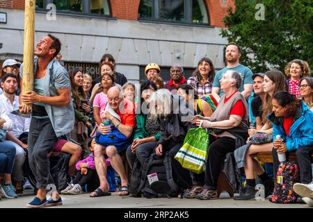 Joan Català esegue "Pelat" come parte della City of London Bartholomew Fair. Foto Stock