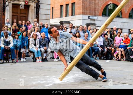 Joan Català esegue "Pelat" come parte della City of London Bartholomew Fair. Foto Stock