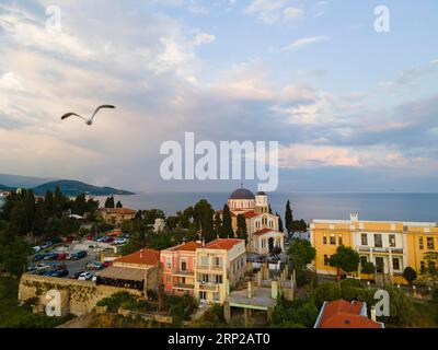 Vista aerea, luce notturna, gabbiano in volo, città vecchia, Kavala, Dimos Kavalas, Macedonia orientale e Tracia, Golfo di Taso, Golfo di Kavala Foto Stock