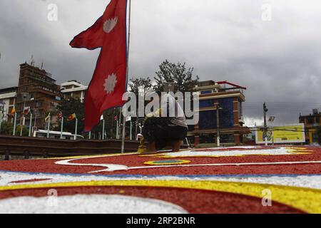 (180829) -- KATHMANDU, 29 agosto 2018 -- Un uomo lavora per rinnovare il Mandala come parte della preparazione per il vertice della Bay of Bengal Initiative for Multi-sectoral Technical and Economic Co-operation (BIMSTEC) a Kathmandu, Nepal, il 29 agosto 2018. BIMSTEC vedrà il suo quarto vertice nella capitale del Nepal Kathmandu il 30 e 31 agosto. ) (Qxy) NEPAL-KATHMANDU-BIMSTEC-PREPARATION SulavxShrestha PUBLICATIONxNOTxINxCHN Foto Stock