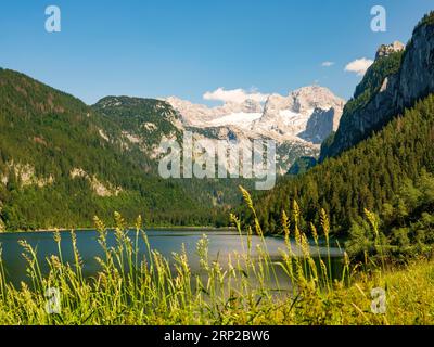 Gosausee di fronte al massiccio del Dachstein con il ghiacciaio del Gosau, Salzkammergut, alta Austria, Austria Foto Stock