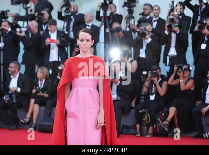 (180829) -- VENEZIA, 29 agosto 2018 -- l'attrice Claire Foy posa sul Red carpet della 75a Mostra Internazionale d'Arte cinematografica di Venezia, Italia, 29 agosto 2018. Mercoledì è iniziato il 75° Festival Internazionale d'Arte cinematografica di Venezia). ITALY-VENICE-FILM FESTIVAL-OPENING ChengxTingting PUBLICATIONxNOTxINxCHN Foto Stock