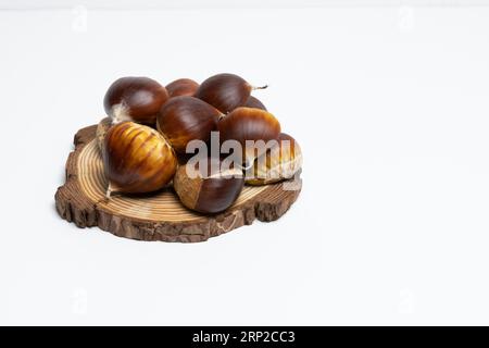 Castagne stagionali raccolte dal campo su sfondo bianco Foto Stock