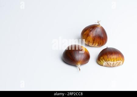 Castagne stagionali raccolte dal campo su sfondo bianco Foto Stock