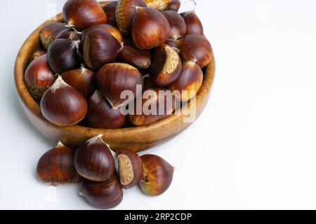 Castagne stagionali raccolte dal campo su sfondo bianco Foto Stock