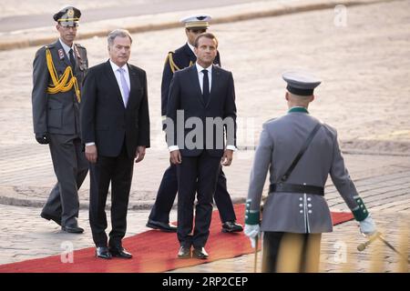 (180830) -- HELSINKI, 30 agosto 2018 -- il presidente finlandese Sauli Niinisto (Centro L) tiene la cerimonia di benvenuto per la visita del presidente francese Emmanuel Macron (Centro R) al Palazzo presidenziale finlandese di Helsinki, Finlandia, il 29 agosto 2018. Macron è in visita ufficiale di due giorni in Finlandia. ) (dtf) FINLANDIA-HELSINKI-MACRON-CERIMONIA DI BENVENUTO MattixMatikainen PUBLICATIONxNOTxINxCHN Foto Stock