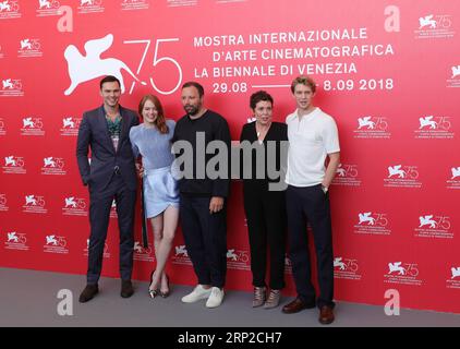 (180830) -- VENEZIA, 30 agosto 2018 -- l'attore Nicolas Hoult, l'attrice Emma Stone, il regista Yorgos Lanthimos, l'attrice Olivia Colman e l'attore Joe Alwyn (L-R) assistono alla foto preferita durante la 75a Mostra del Cinema di Venezia presso sala Casino, Venezia, Italia, 30 agosto 2018. ) (yg) ITALY-CINEMA-VENICE-FILM-FESTIVAL ChengxTingting PUBLICATIONxNOTxINxCHN Foto Stock