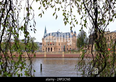 06 maggio 2023 - Schwerin, Meclemburgo-Vorpommern in Germania: Il teatro di stato vicino al museo statale di Schwerin Foto Stock