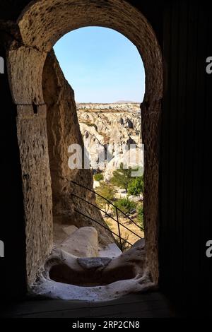 GOREME, TURCHIA - 4 OTTOBRE 2020: Questa è una vista da una delle ex chiese rupestri del museo all'aperto della valle della Cappadocia. Foto Stock