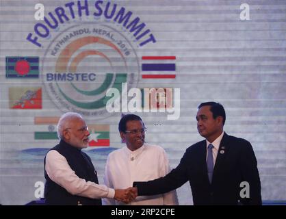 (180830) -- KATHMANDU, 30 agosto 2018 -- il primo ministro indiano Narendra modi (L) stringe la mano al primo ministro thailandese Prayut Chan-o-cha (R) alla presenza del presidente dello Sri Lanka Maithripala Sirisena (C) durante la sessione di apertura del vertice della 4a iniziativa del Golfo del Bengala per la cooperazione tecnica ed economica multisettoriale (BIMSTEC) a Kathmandu, Nepal, 30 agosto 2018. ) (yg) VERTICE NEPAL-KATHMANDU-BIMSTEC NaveshxChitrakar PUBLICATIONxNOTxINxCHN Foto Stock