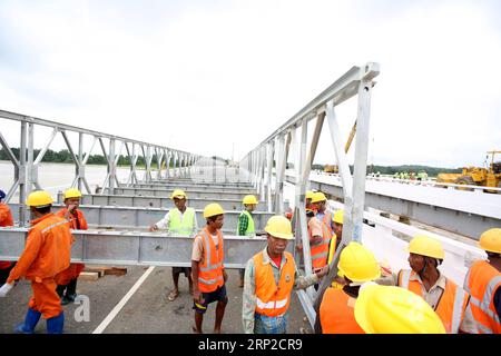 (180830) -- BAGO, 30 agosto 2018 -- i lavoratori costruiscono un ponte bailey unico per riprendere i collegamenti di trasporto nella regione di Bago, Myanmar, 30 agosto 2018. I lavori di riparazione sul ponte danneggiato a causa del crollo della diga sul torrente Swa sono in corso dalle autorità di costruzione presso il ponte Swar Chaung dell'autostrada Yangon-Mandalay, che è colpita dall'acqua inondata dalla fuoriuscita crollata della diga di Swar Chaung. La diga di Swar Chaung si è rovesciata e crollata, colpendo le aree vicine, tra cui l'autostrada più trafficata del paese e alcune township nella regione di Bago. ) (LRZ) MYANMAR-BAGO-DAM S Foto Stock