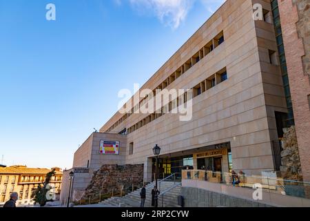 Toledo, Spagna-FEB 17, 2022: Facciata anteriore e ingresso al Museo dell'Esercito di Toledo, Spagna. Foto Stock