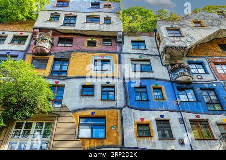 Facciata verde e colorata della casa di Hundertwasser, Vienna, Austria Foto Stock
