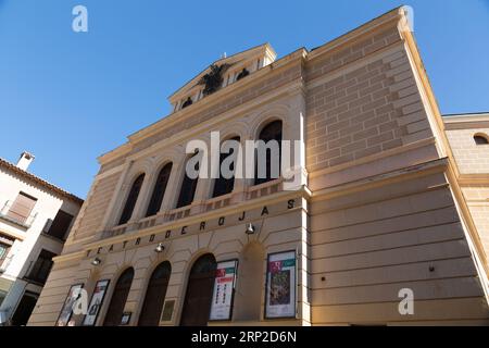 Toledo, Spagna-FEB 17, 2022: Facciata anteriore del Teatro de Rojas di Toledo, Castilla la Mancha, Spagna. Foto Stock