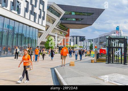 Studenti del campus dell'Università di economia WU, edificio di architettura moderna, Leopoldstadt, Vienna, Austria Foto Stock