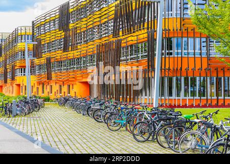 Edificio moderno con area verde e biciclette parcheggiate, nel campus dell'Università di economia WU, Leopoldstadt, Vienna, Austria Foto Stock