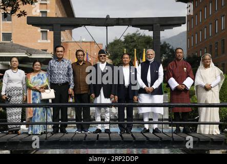 BIMSTEC Treffen a Kathmandu (180831) -- KATHMANDU, 31 agosto 2018 -- gli ospiti si pongono per una foto di gruppo durante il quarto vertice della Bay of Bengal Initiative for Multi-sectoral Technical and Economic Cooperation (BIMSTEC) a Kathmandu, Nepal, il 31 agosto 2018. Il quarto vertice di BIMSTEC è iniziato qui giovedì, con particolare attenzione alla promozione della connettività regionale, dell'energia, del libero scambio e della lotta al terrorismo nel quadro della BIMSTEC. /Pool) (yy) SUMMIT NEPAL-KATHMANDU-BIMSTEC NaveshxChitrakar PUBLICATIONxNOTxINxCHN Foto Stock