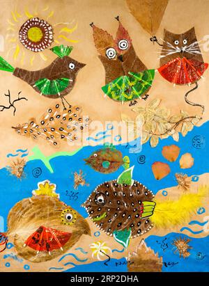 Divertente, autunnale, collage colorato, composizione di foglie secche e fiori su cartone. Animali fatti di foglie essiccate. Tema flora e fauna. Foto Stock