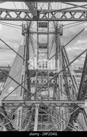 La ruota panoramica gigante di Vienna, fotografia in bianco e nero, Prater, Vienna, Austria Foto Stock