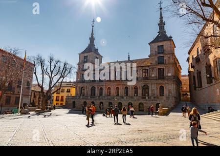 Toledo, Spagna-FEB 17, 2022: Facciata anteriore dell'Ufficio Municipale del Turismo di Toledo, situato in Plaza del Ayuntamiento. Foto Stock