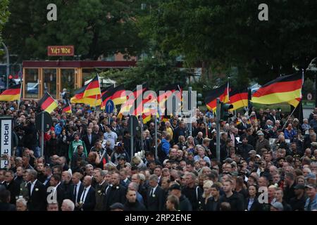 News Themen der Woche kW 35 News Bilder des Tages (180902) -- CHEMNITZ, 2 settembre 2018 -- i manifestanti di estrema destra partecipano alla manifestazione a Chemnitz, Germania orientale, il 1 settembre 2018. Circa 8.000 persone sono scese per le strade nella città tedesca di Chemnitz sabato, tra cui sia i sostenitori del partito di destra le iniziative AfD e xenofobe, e le persone che protestano contro la xenofobia, ha riferito l'Agenzia stampa tedesca (DPA). ) (yy) GERMANIA-CHEMNITZ-PROTESTE KevinxVoigt PUBLICATIONxNOTxINxCHN Foto Stock