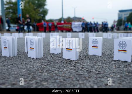 News Themen der Woche kW 35 News Bilder des Tages (180902) -- CHEMNITZ, 2 settembre 2018 -- copie della legge fondamentale per la Repubblica federale di Germania sono messe sul terreno da manifestanti anti anti-estrema destra a Chemnitz, Germania orientale, il 1 settembre 2018. Circa 8.000 persone sono scese per le strade nella città tedesca di Chemnitz sabato, tra cui sia i sostenitori del partito di destra le iniziative AfD e xenofobe, e le persone che protestano contro la xenofobia, ha riferito l'Agenzia stampa tedesca (DPA). ) (yy) GERMANIA-CHEMNITZ-PROTESTE KevinxVoigt PUBLICATIONxNOTxINxCHN Foto Stock