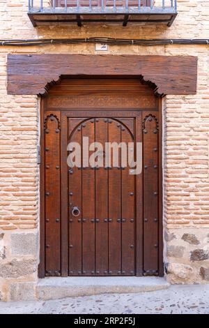 Toledo, Spagna-FEB 17, 2022: Porta tradizionale in stile andaluso, dettaglio architettonico di Toledo, Spagna. Foto Stock