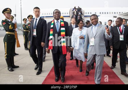 News Bilder des Tages (180902) -- PECHINO, 2 settembre 2018 -- il presidente dello Zimbabwe Emmerson Mnangagwa arriva a Pechino, capitale della Cina, 2 settembre 2018. Emmerson Mnangagwa è qui per partecipare al vertice di Pechino del Forum sulla cooperazione Cina-Africa (FOCAC). )(lmm) CHINA-BEIJING-ZIMBABWE-PRESIDENT-ARRIVAL (CN) JinxLiwang PUBLICATIONxNOTxINxCHN Foto Stock