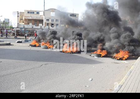 News Themen der Woche kW 35 News Bilder des Tages (180902) -- ADEN, 2 settembre 2018 -- foto scattata il 2 settembre, mostra una strada bloccata da pneumatici in fiamme ad Aden, Yemen. I commercianti della città portuale meridionale di Aden tennero uno sciopero generale per protestare contro il crollo del riyal yemenita e i prezzi alle stelle delle materie prime di base. yg) YEMEN-ADEN-STRIKE MuradxAbdu PUBLICATIONxNOTxINxCHN Foto Stock