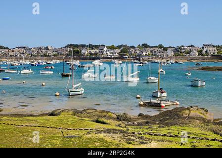 Barche nel porto naturale di Ploumanaca'h, Cote de Granit Rose, Cotes-d'Armor, Bretagna, Francia Foto Stock