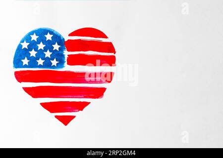 Dipinto rosso blu cuore forma stati uniti american bandiera sfondo bianco Foto Stock