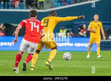San Pietroburgo, Russia – 16 novembre 2019. Belgio attaccante nazionale della squadra di calcio Romelu Lukaku contro il difensore russo Georgi Dzhikiya durante l'UEFA Foto Stock