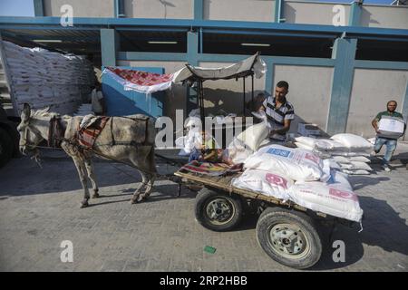 (180904) -- GAZA, 4 settembre 2018 -- Un rifugiato palestinese riceve aiuti alimentari forniti dall'Agenzia delle Nazioni Unite per il soccorso e l'occupazione (UNRWA) nel campo profughi di Jabalia, nella Striscia di Gaza settentrionale, il 4 settembre 2018. )(rh) MIDEAST-GAZA-UNRWA-AIDS WissamxNassar PUBLICATIONxNOTxINxCHN Foto Stock