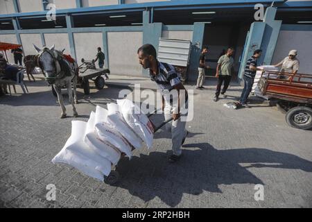 (180904) -- GAZA, 4 settembre 2018 -- Un rifugiato palestinese riceve aiuti alimentari forniti dall'Agenzia delle Nazioni Unite per il soccorso e l'occupazione (UNRWA) nel campo profughi di Jabalia, nella Striscia di Gaza settentrionale, il 4 settembre 2018. )(rh) MIDEAST-GAZA-UNRWA-AIDS WissamxNassar PUBLICATIONxNOTxINxCHN Foto Stock