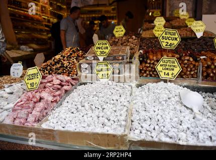 (180904) -- ISTANBUL, 4 settembre 2018 -- foto scattata il 4 settembre 2018 mostra fondanti turchi in un mercato a Istanbul, Turchia. L'inflazione turca ha accelerato ad agosto al suo tasso più veloce negli ultimi 15 anni, mettendo più pressione sulla lira già più debole, mentre la banca centrale ha accennato a un aumento dei tassi di interesse la prossima settimana. ) (yg) TURCHIA-ISTANBUL-INFLAZIONE HexCanling PUBLICATIONxNOTxINxCHN Foto Stock