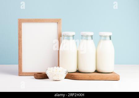 Telaio in legno con bottiglie di latte Foto Stock