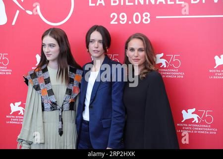 (180904) -- VENEZIA, 4 settembre 2018 -- l'attrice Raffey Cassidy, Stacy Martin e Natalie Portman (L-R) partecipano al servizio fotografico di Vox Lux durante la 75 Mostra Internazionale d'Arte cinematografica di Venezia, 4 settembre 2018. ) (yg) ITALY-VENICE-FILM-FESTIVAL-VOX LUX ChengxTingting PUBLICATIONxNOTxINxCHN Foto Stock