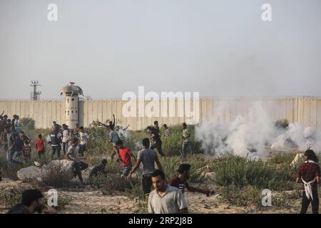 (180904) -- GAZA, 4 settembre 2018 -- i manifestanti palestinesi si scontrano con le forze di sicurezza israeliane dopo una manifestazione al valico di Erez vicino al confine con Israele, nella Striscia di Gaza settentrionale, il 4 settembre 2018. Centinaia di palestinesi hanno manifestato martedì pomeriggio nella Striscia di Gaza settentrionale contro la decisione degli Stati Uniti di fermare gli aiuti finanziari statunitensi all'Agenzia delle Nazioni Unite per il soccorso e il lavoro (UNRWA), testimoni oculari e media locali hanno riferito. ) MIDEAST-GAZA-DIMOSTRAZIONE WissamxNassar PUBLICATIONxNOTxINxCHN Foto Stock