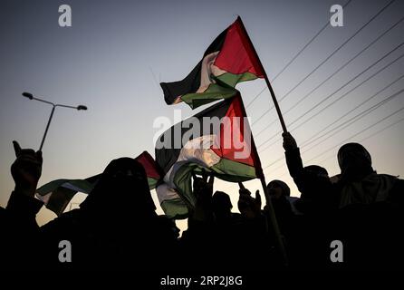 (180904) -- GAZA, 4 settembre 2018 -- i manifestanti palestinesi si vedono contro il tramonto durante gli scontri dopo una manifestazione all'attraversamento di Erez vicino al confine con Israele, nella parte settentrionale della Striscia di Gaza, il 4 settembre 2018. Centinaia di palestinesi hanno manifestato martedì pomeriggio nella Striscia di Gaza settentrionale contro la decisione degli Stati Uniti di fermare gli aiuti finanziari statunitensi all'Agenzia delle Nazioni Unite per il soccorso e il lavoro (UNRWA), testimoni oculari e media locali hanno riferito. ) MIDEAST-GAZA-DIMOSTRAZIONE WissamxNassar PUBLICATIONxNOTxINxCHN Foto Stock