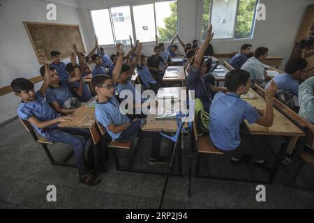 (180904) -- GAZA, 4 settembre 2018 -- gli studenti sono visti alla Jabalia School for Refugees nella Striscia di Gaza settentrionale, il 4 settembre 2018. Il presidente palestinese Mahmoud Abbas ha detto domenica che la questione dei rifugiati palestinesi deve essere risolta in conformità con le legittime risoluzioni internazionali. ) MIDEAST-GAZA-REFUGEE ISSUE WissamxNassar PUBLICATIONxNOTxINxCHN Foto Stock