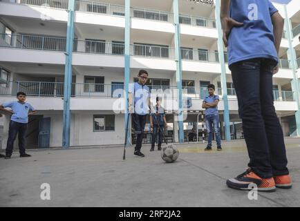 (180904) -- GAZA, 4 settembre 2018 -- gli studenti giocano a calcio alla Jabalia School for Refugees nella Striscia di Gaza settentrionale, il 4 settembre 2018. Il presidente palestinese Mahmoud Abbas ha detto domenica che la questione dei rifugiati palestinesi deve essere risolta in conformità con le legittime risoluzioni internazionali. ) MIDEAST-GAZA-REFUGEE ISSUE WissamxNassar PUBLICATIONxNOTxINxCHN Foto Stock